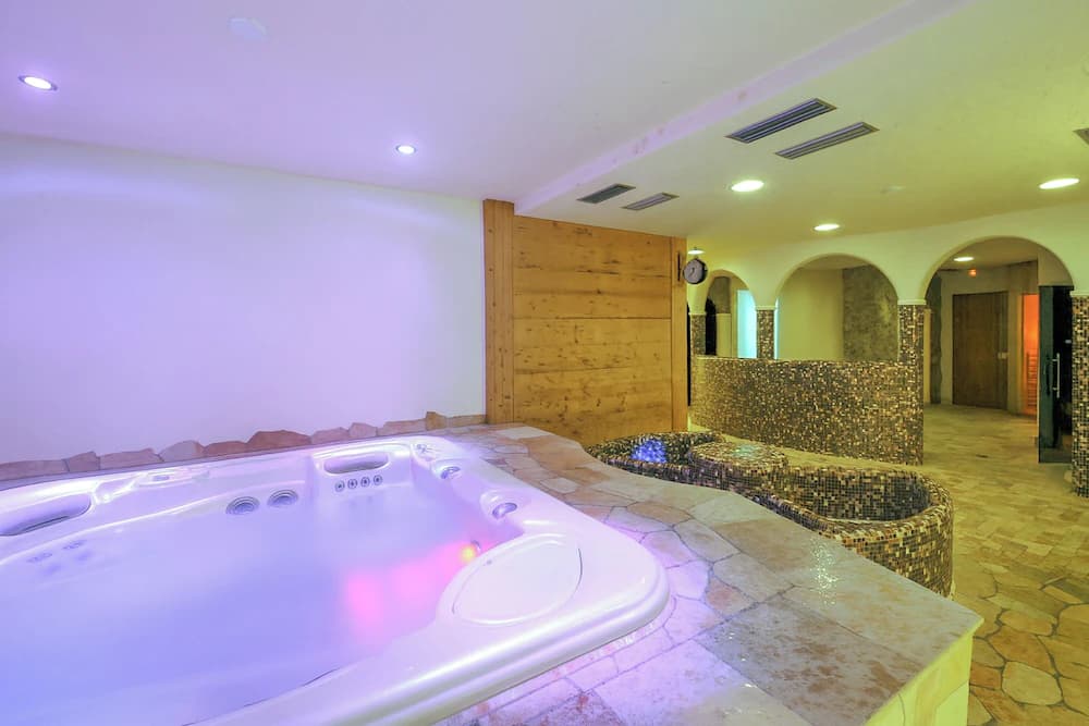 Indoor spa tub