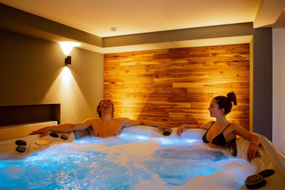 Indoor spa tub