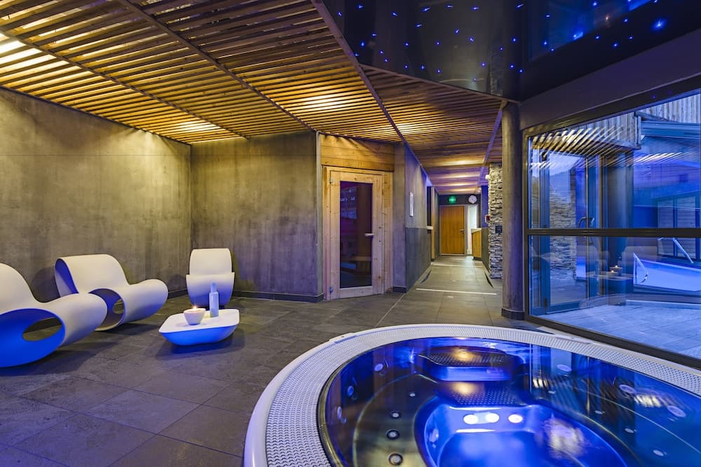 Indoor spa tub
