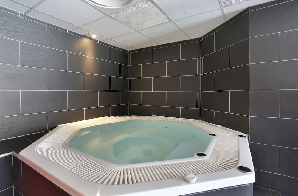 Indoor spa tub