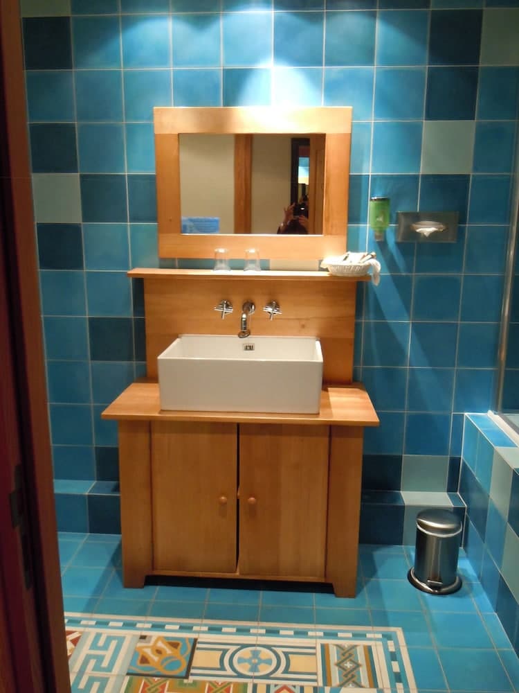 Bathroom sink