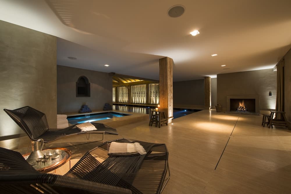 Indoor spa tub