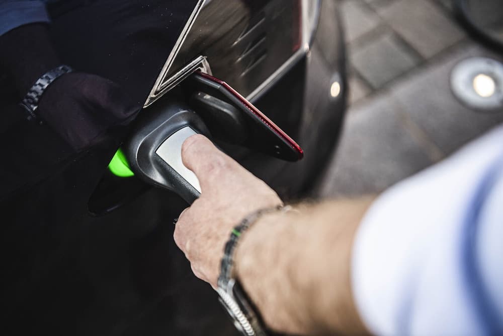 Electric vehicle charging station