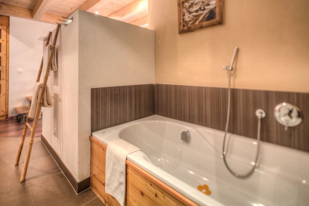 Deep soaking bathtub