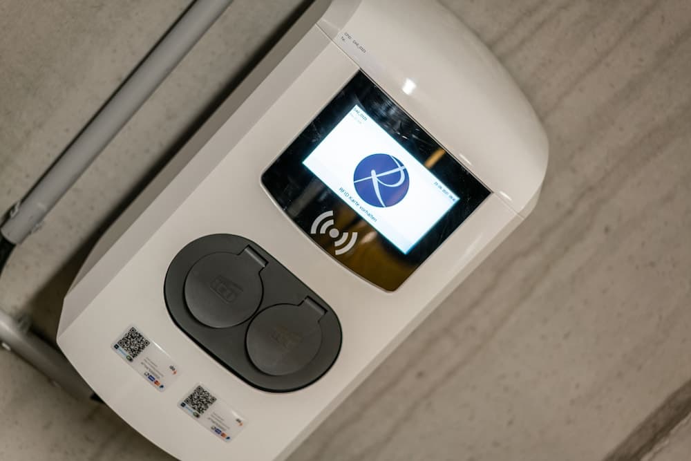Electric vehicle charging station