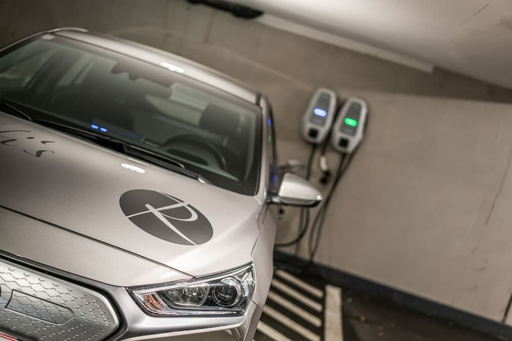 Electric vehicle charging station