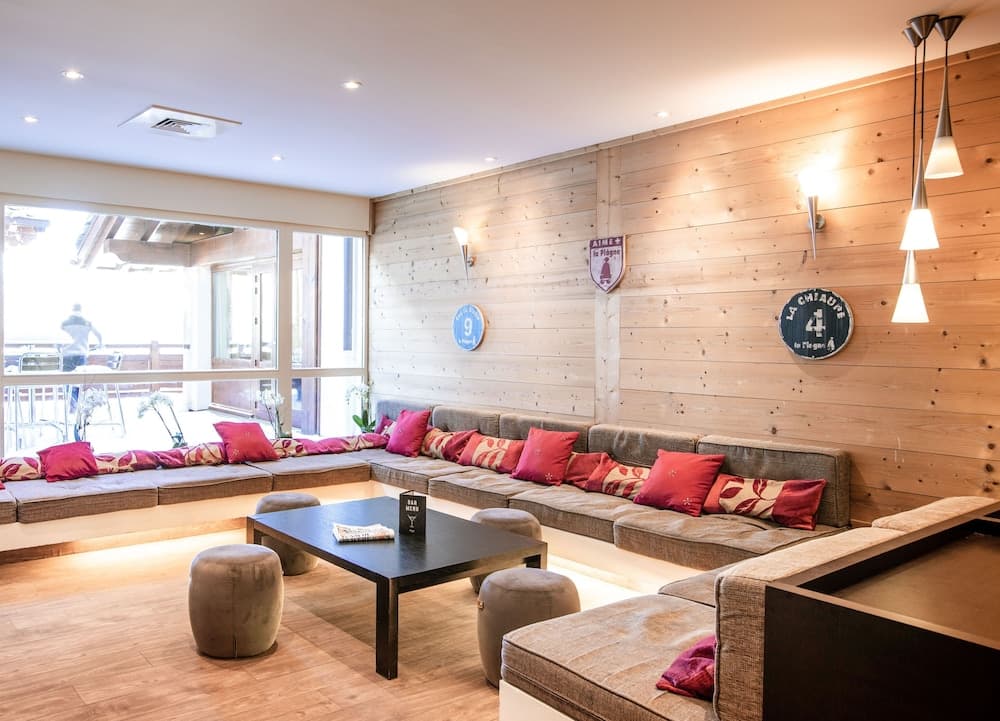 Lobby lounge