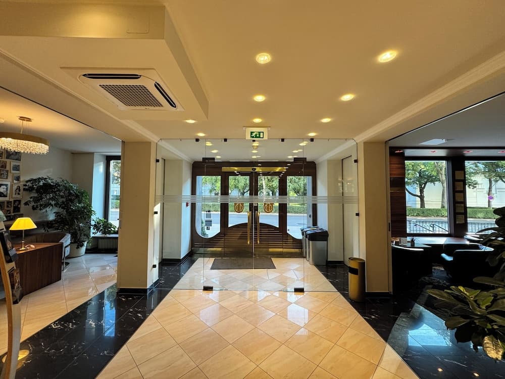 Lobby lounge