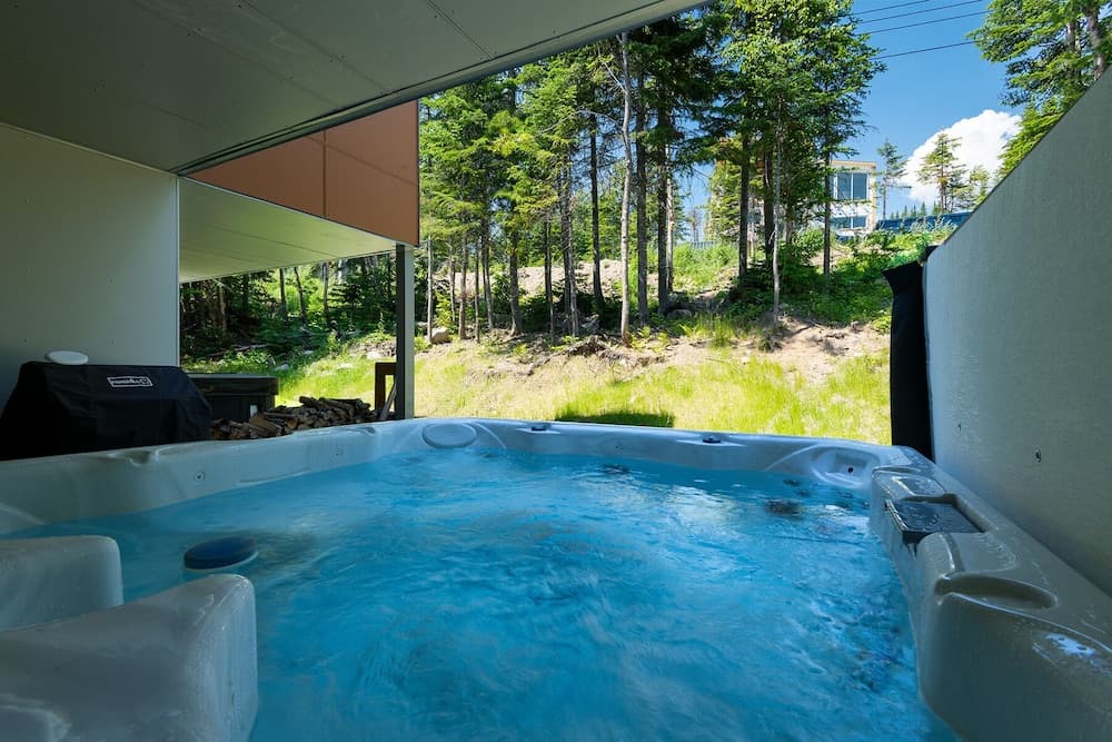 Private spa tub