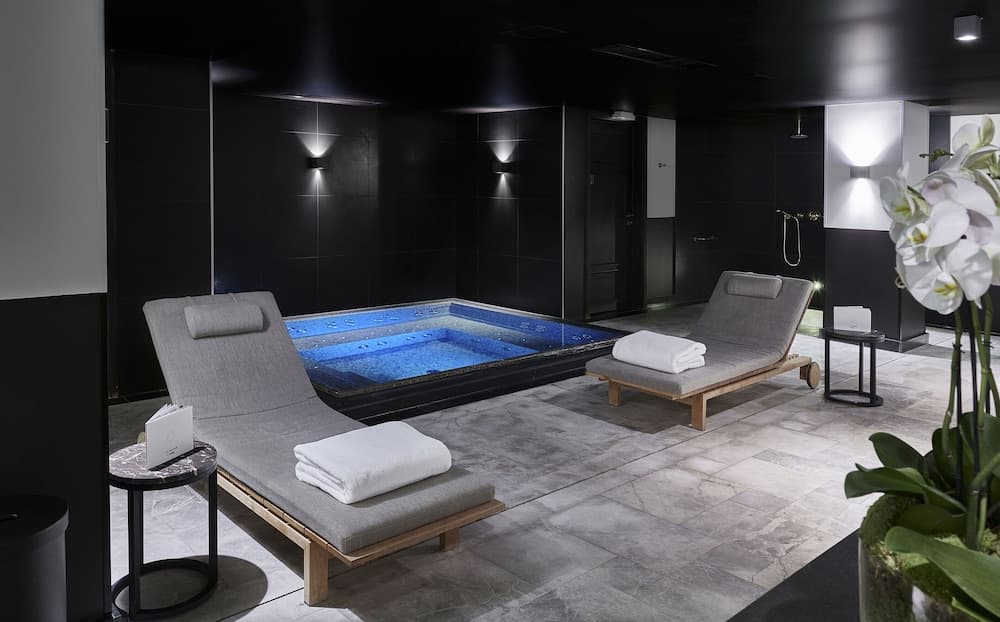 Indoor spa tub