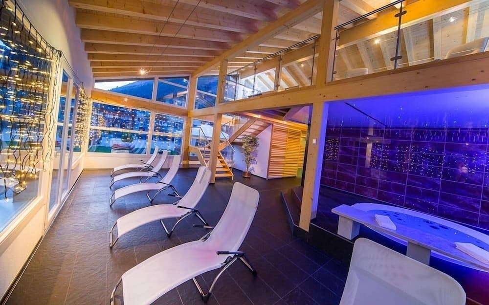 Indoor spa tub