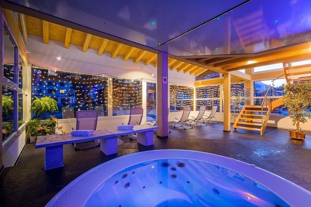 Indoor spa tub