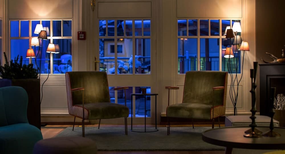 Lobby lounge