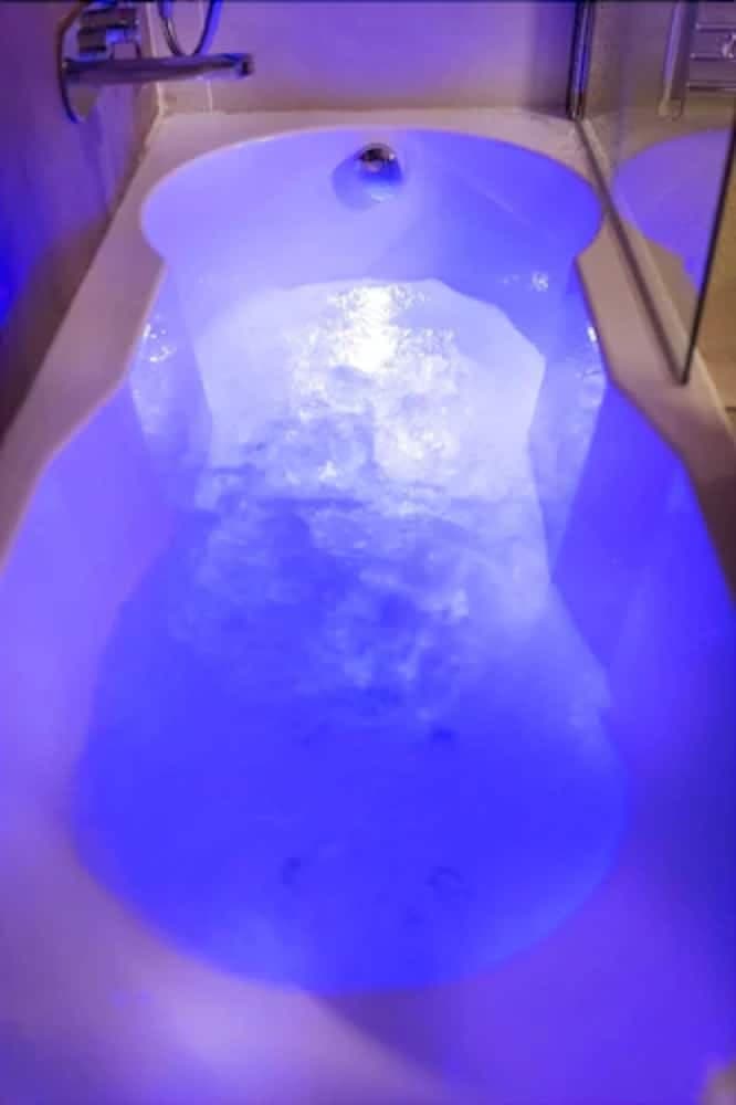Jetted tub