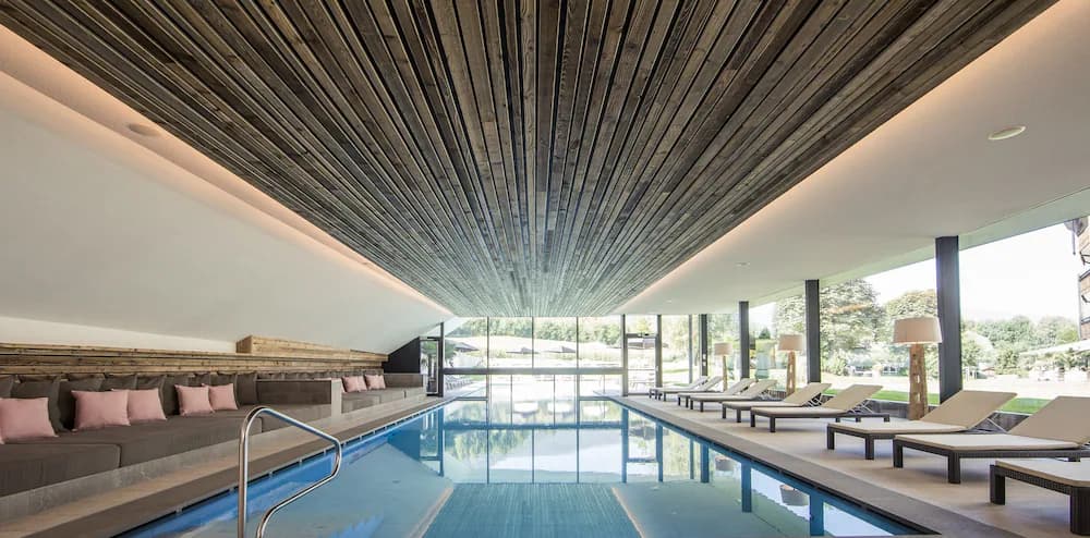 Indoor/outdoor pool