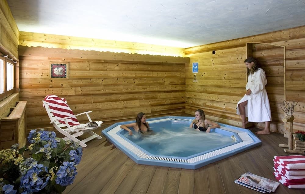 Indoor spa tub