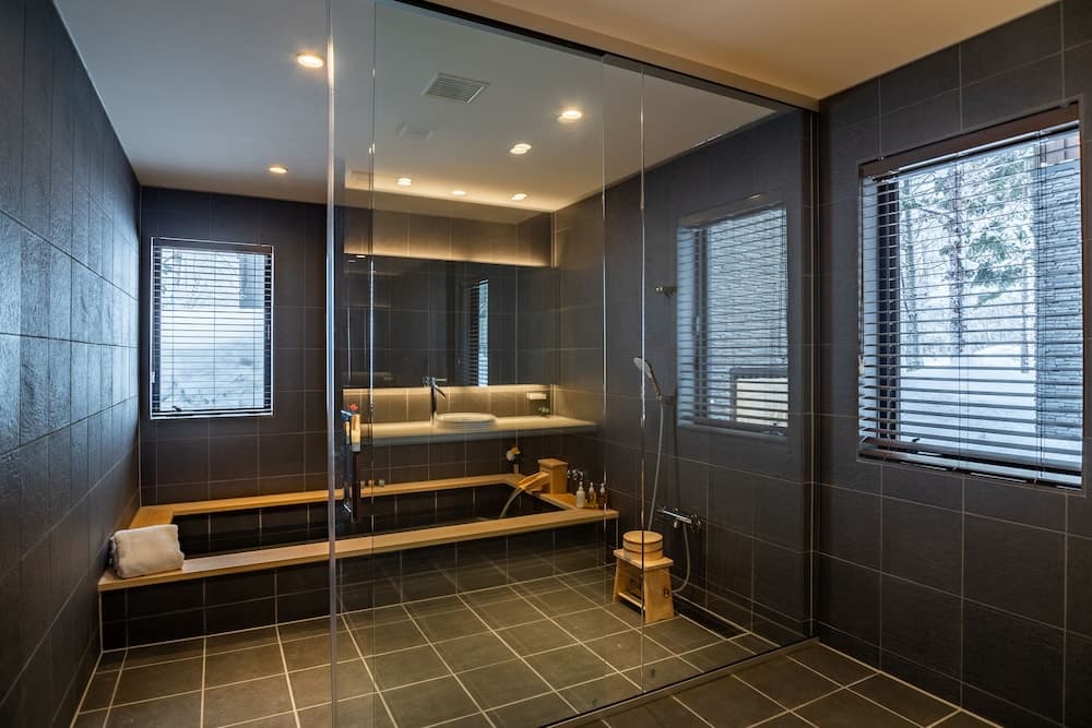 Deep soaking bathtub