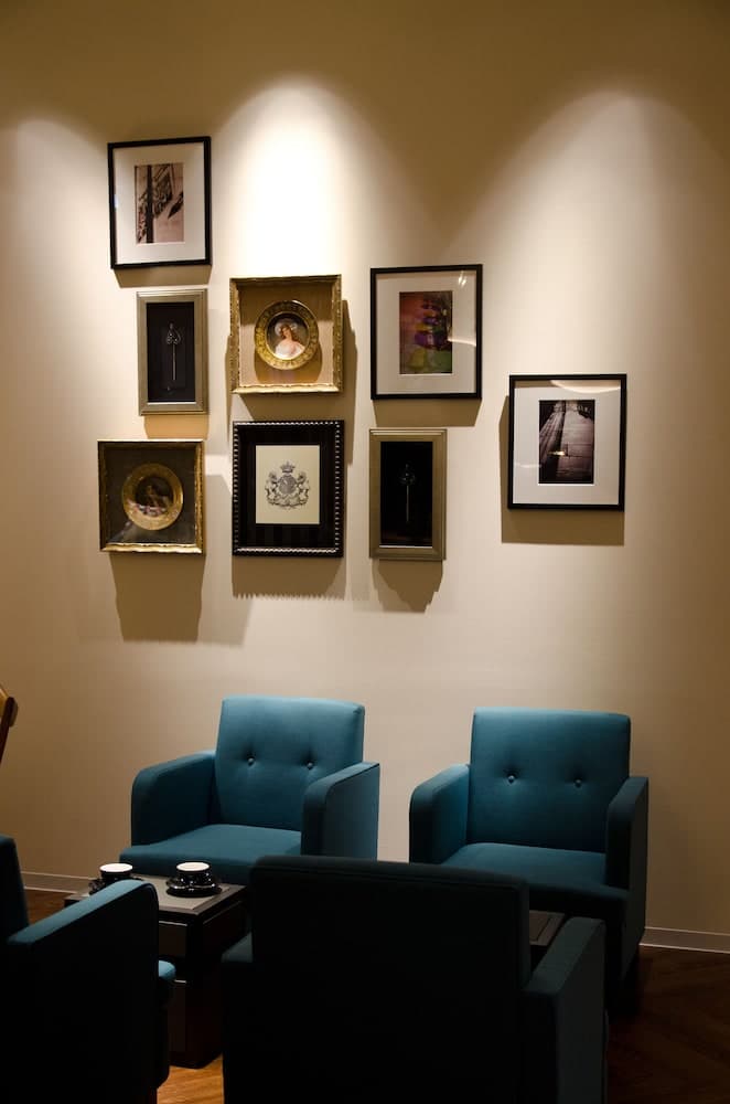 Lobby lounge