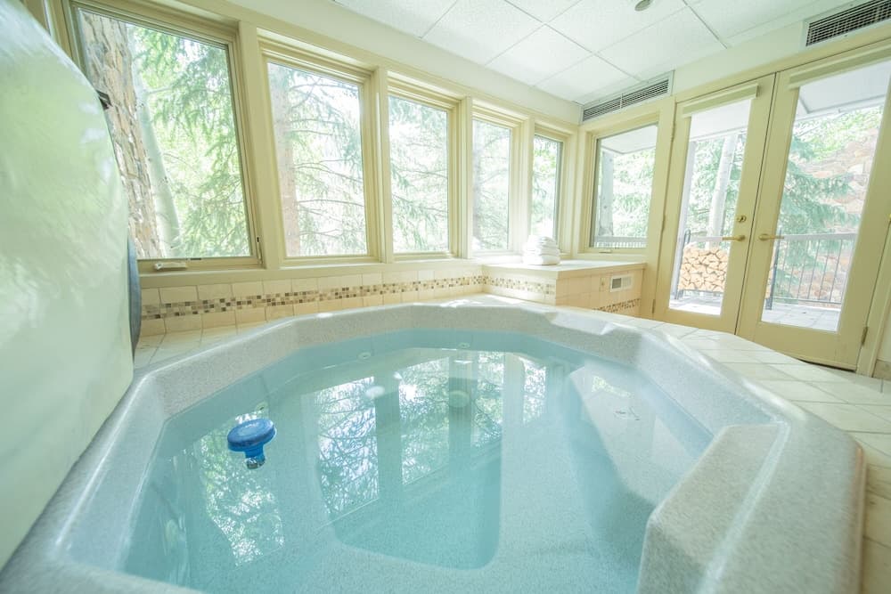 Indoor spa tub