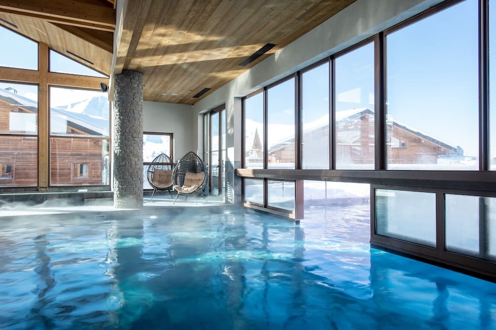 Indoor/outdoor pool
