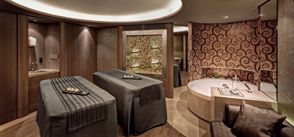 Indoor spa tub