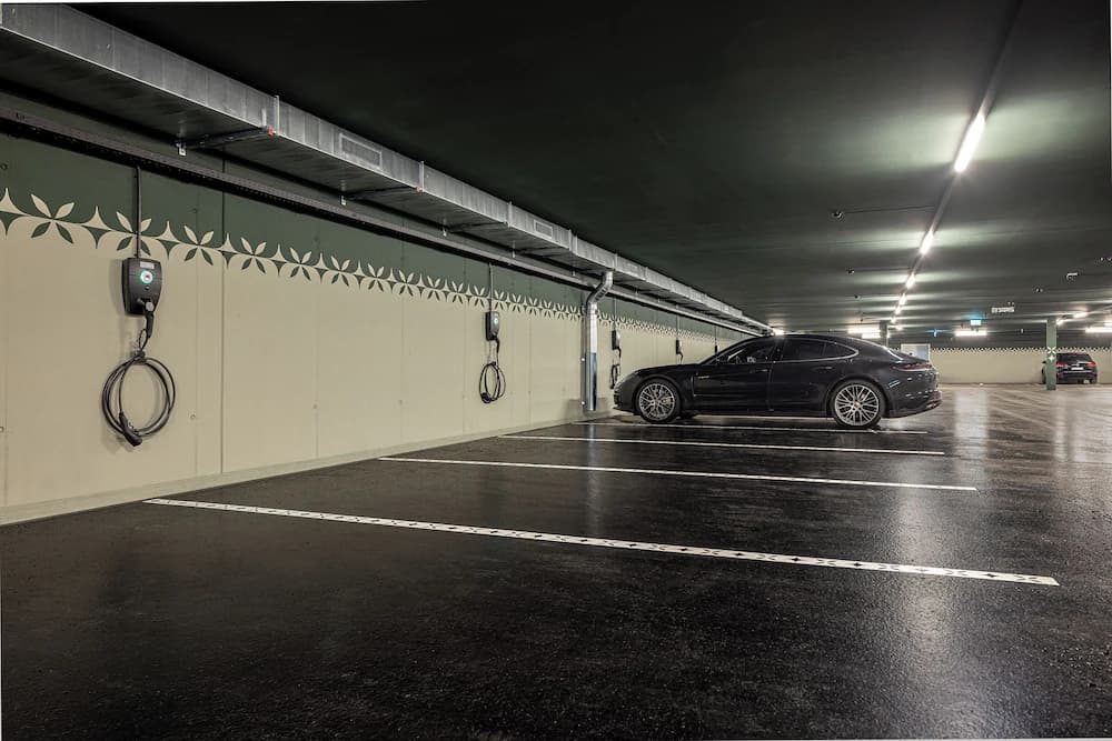 Electric vehicle charging station