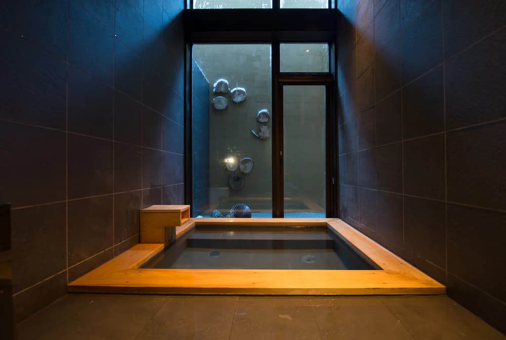 Private spa tub