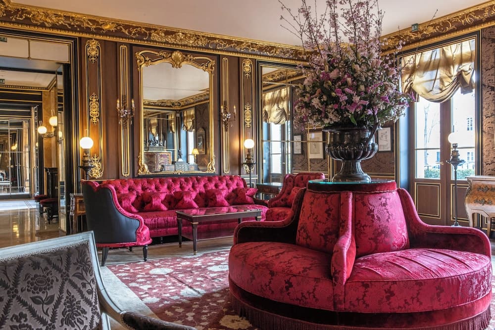 Lobby lounge