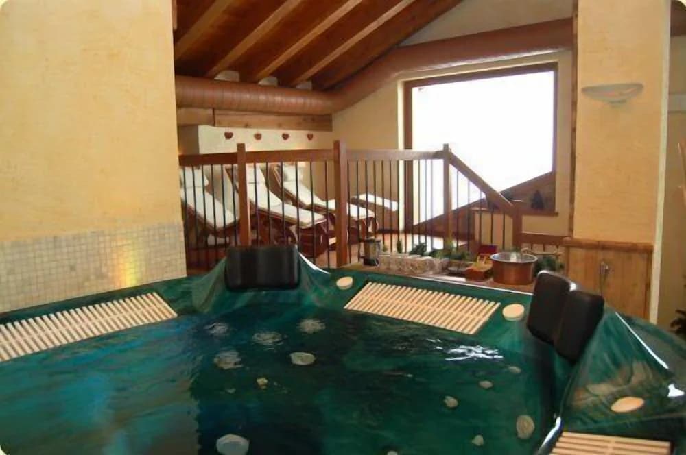 Indoor spa tub