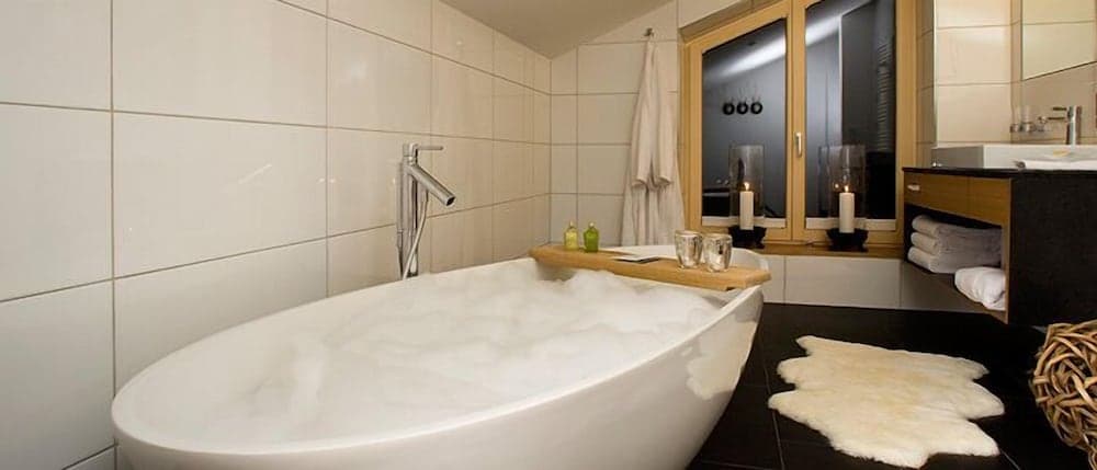Deep soaking bathtub