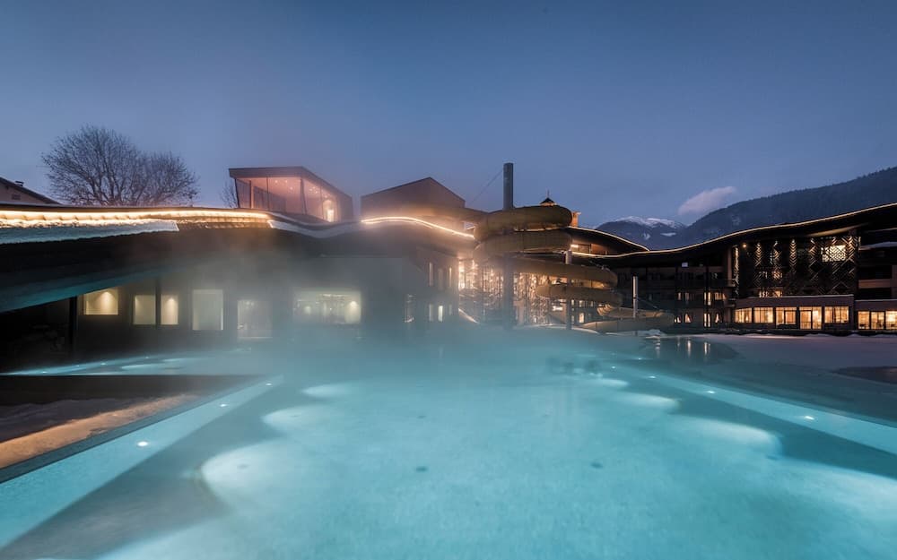 Indoor/outdoor pool