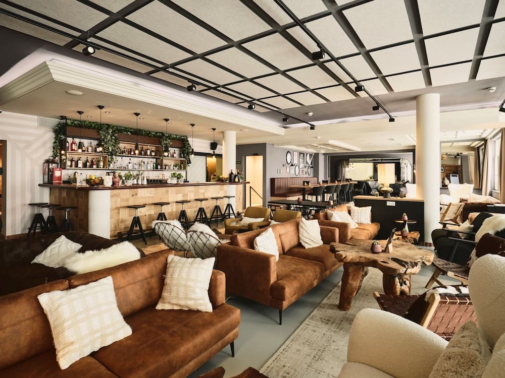 Lobby lounge