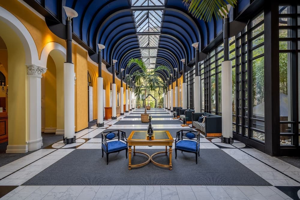 Lobby lounge