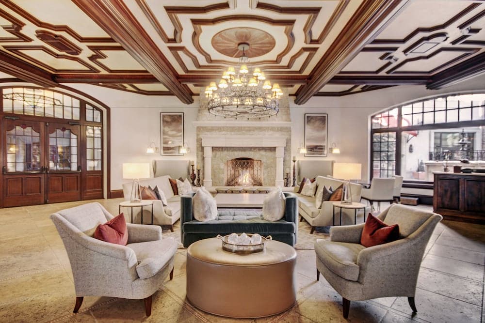Lobby lounge
