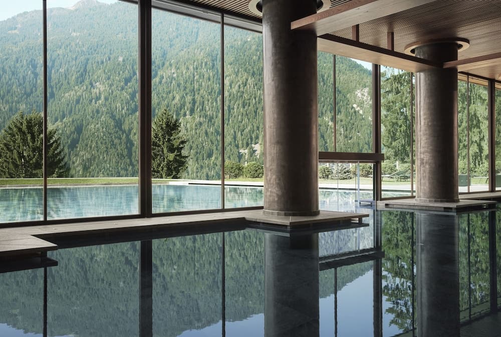 Indoor/outdoor pool