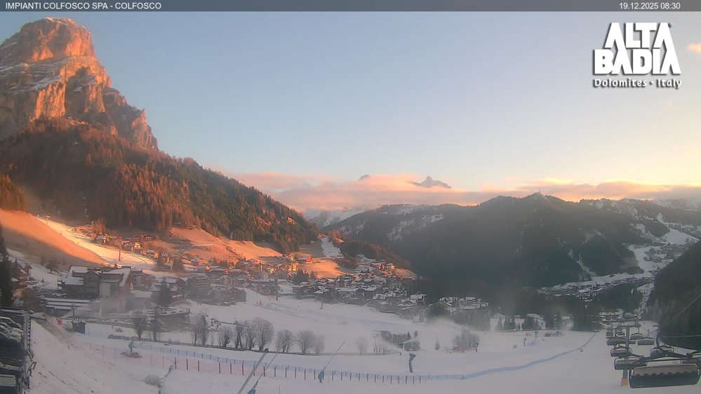 Alta Badia - Colfosco - paese con vista sui monti Sassongher e Lavarela