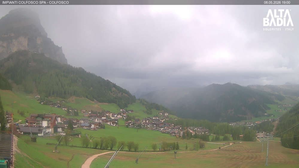 Alta Badia - Colfosco - paese con vista sui monti Sassongher e Lavarela