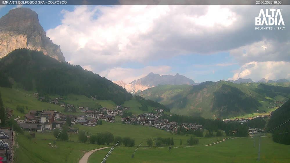 Alta Badia - Colfosco - paese con vista sui monti Sassongher e Lavarela