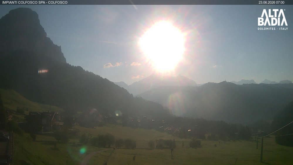 Alta Badia - Colfosco - paese con vista sui monti Sassongher e Lavarela