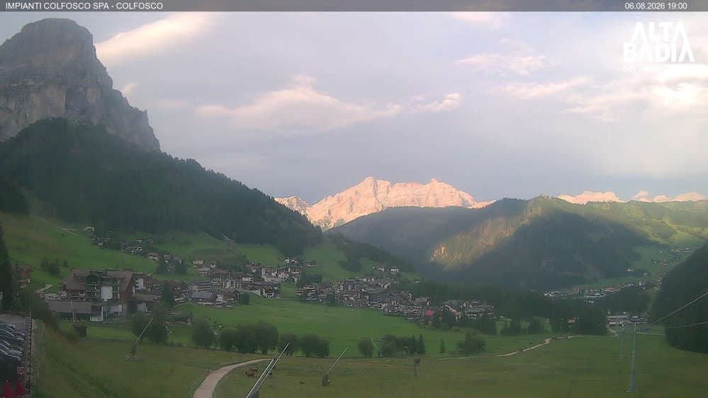 Alta Badia - Colfosco - paese con vista sui monti Sassongher e Lavarela