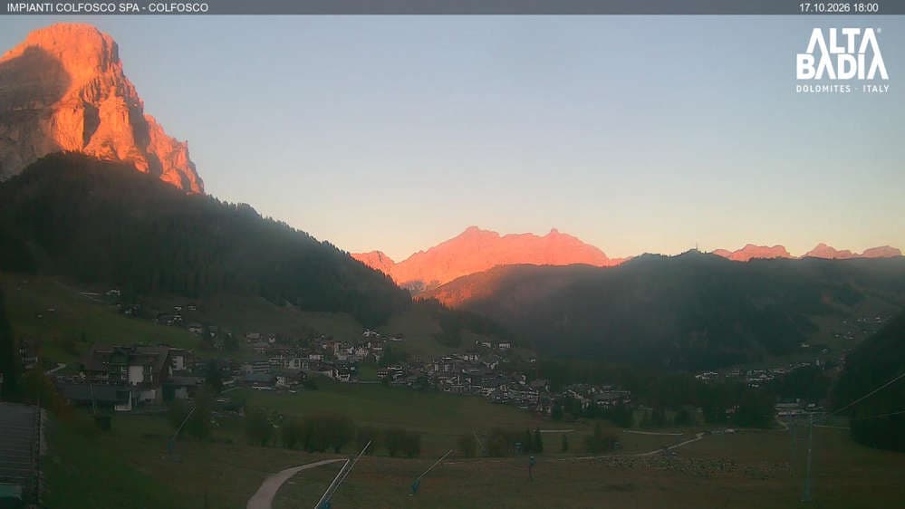 Alta Badia - Colfosco - paese con vista sui monti Sassongher e Lavarela