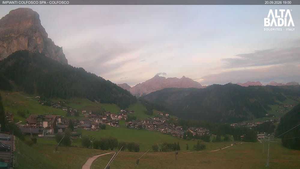Alta Badia - Colfosco - paese con vista sui monti Sassongher e Lavarela